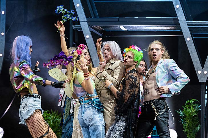 Hair - The American Tribal Love-Rock Musical vom 14.07.-30.07.2023 im Deutschen Theater (©Foto: Tobias Witzgall)